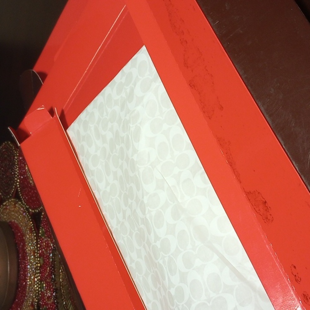 Vintage Coach Gift Box With Tissue - Picture 16 of 17